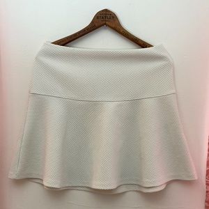 Banana Republic | White Peplum Flare Textured Skirt Size: 27/4